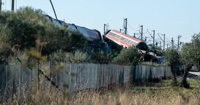 Pelo menos 50 mortos após colisão entre comboios em Toledo