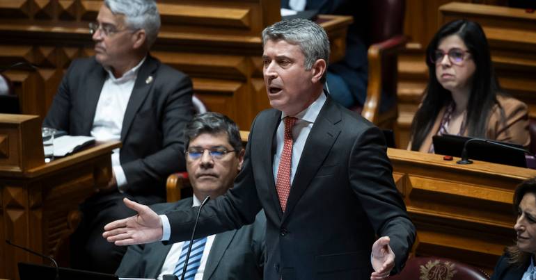 PS quis fechar rápido OE. Mas ainda tem "atoleiro" a evitar