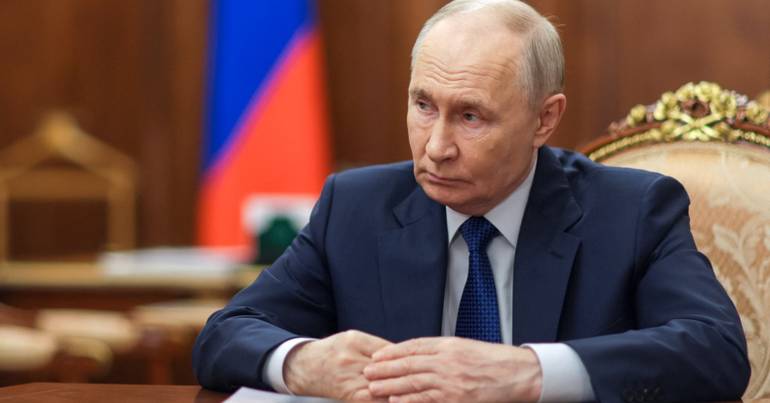 Putin apela ao voto para garantir a "vitória" na Ucrânia "A vossa escolha e vontade mostrarão novamente que milhões de pessoas apoiam os nossos combatentes, que somos um povo unido, ligado por valores comuns, pela memória histórica e pelo amor à Pátria", enaltece.