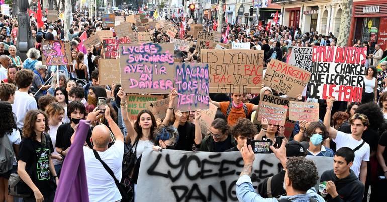 Estudantes franceses nas ruas em dia de protesto nacional
