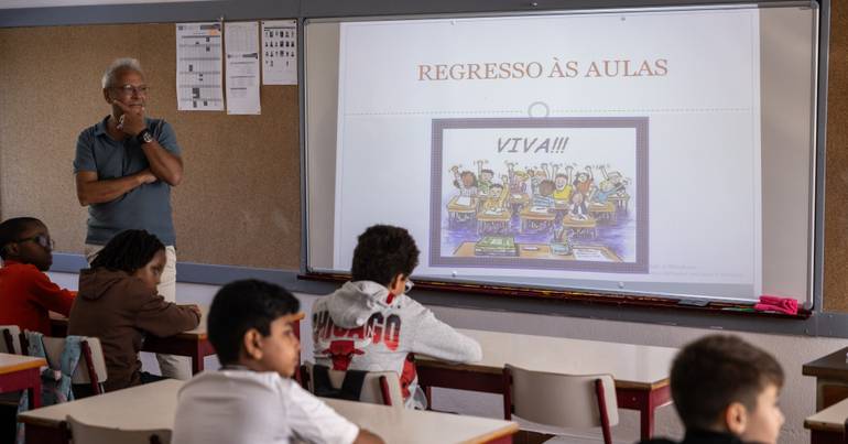 FNE quer subsídio até 900 euros para professores deslocados
