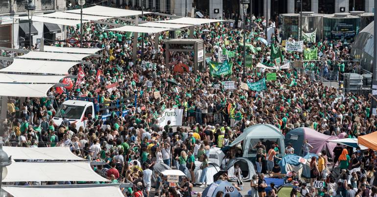 Educação. Milhares manifestam-se em Madrid contra cortes