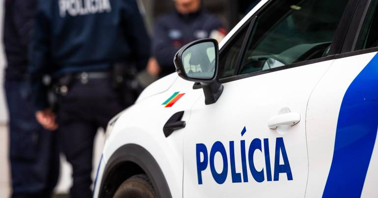 Homem que atropelou dois polícias entregou-se à PSP