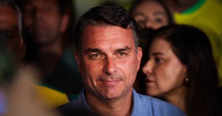 Bolsonarismo está vivo e Flávio mais perto de ser Presidente