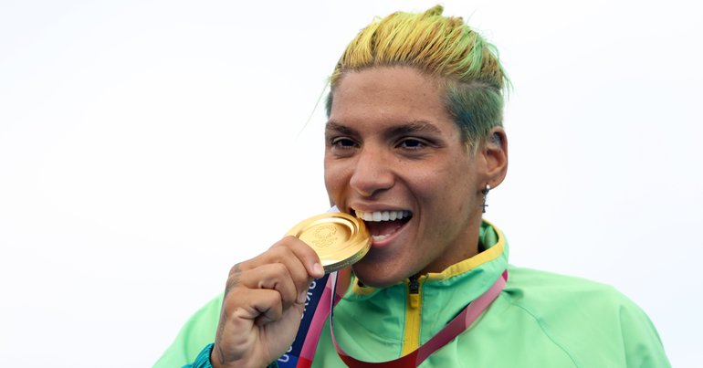 Ana Marcela Cunha pintou o cabelo com as cores da bandeira para ir buscar a única medalha que lhe faltava - Vimarsana News