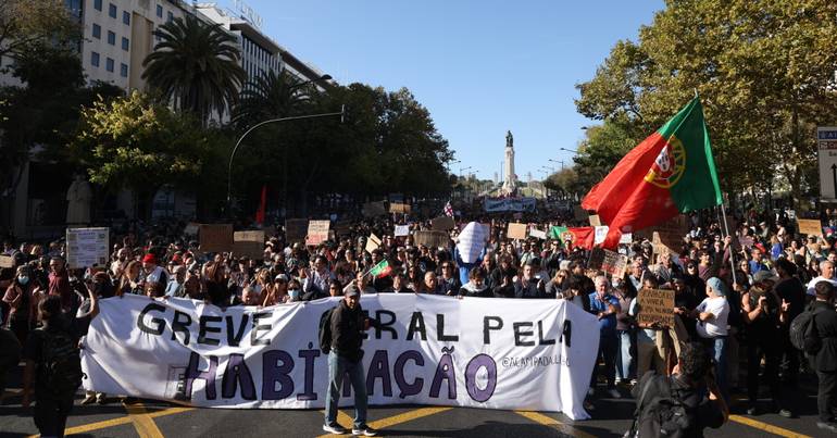Arrancam manifestações pela habitação em Lisboa e no Porto Os protestos pelo direito à habitação prosseguem, com manifestações e assembleias populares marcadas em várias cidades. Manifestação em Lisboa arranca do Marquês de Pombal em direção ao Rossio.