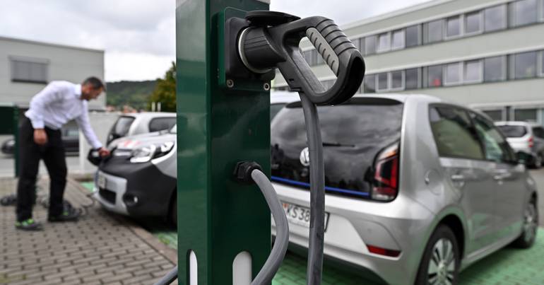 Carros elétricos cortam fundos para estradas