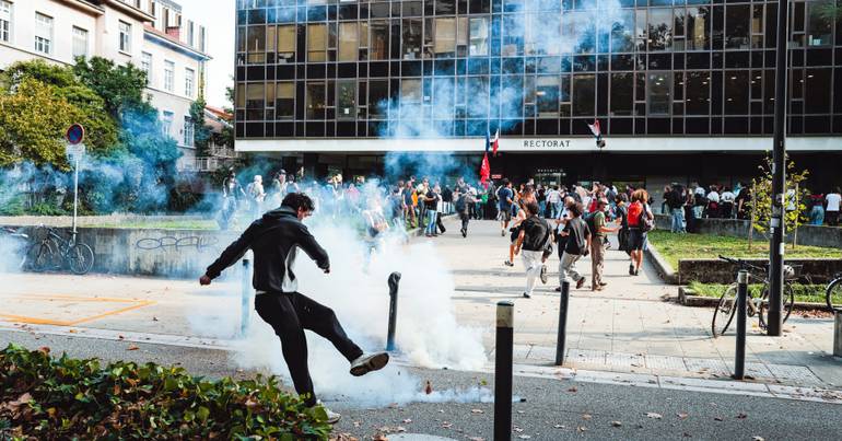 França. Jovem de 15 anos perde a mão em protestos estudantis