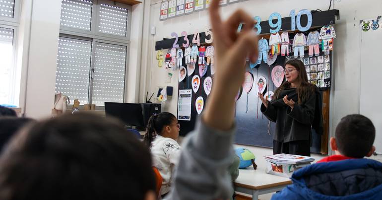 Almada. Aluno com necessidades educativas continua sem aulas