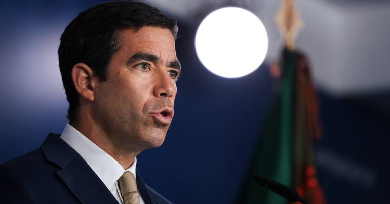 Combustíveis. Leitão Amaro vê "namoro" entre PS e Chega