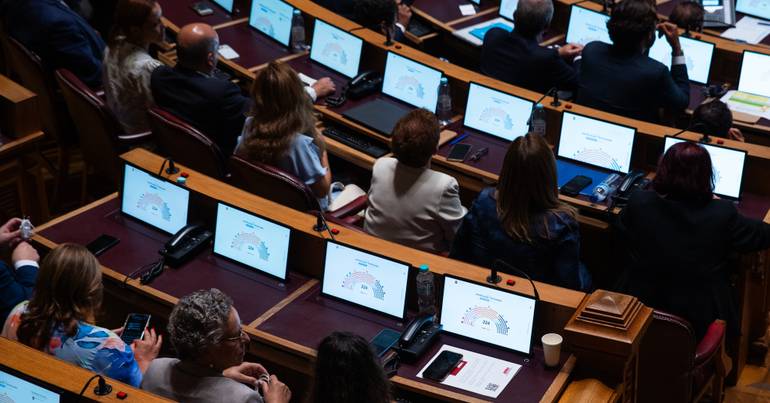 Partidos tinham concordado com limite máximo para inquéritos