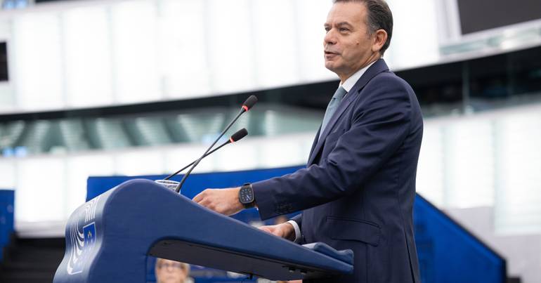 Montenegro manda recado e recusa "pedinchar" na Europa