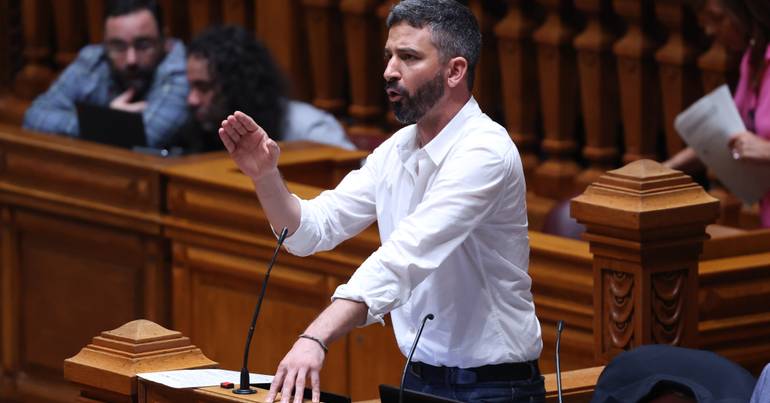 Fabian Figueiredo volta ao Parlamento após um mês