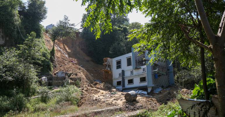 Enxurrada. 30 mortos, turistas retidos e famílias sem casas