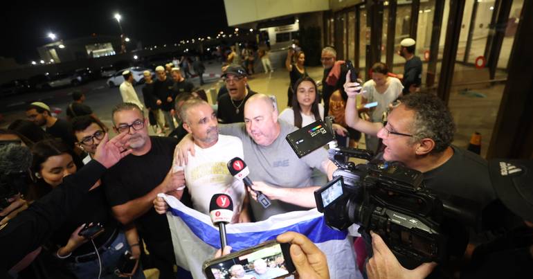 Quem são os "heróis" que evitaram o pior no voo da Flydubai Yaniv Hayun com a bandeira israelita, foi um dos "heróis" aclamados à chegada ao aeroporto Ben Gurion