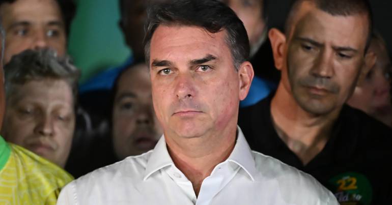 Flávio Bolsonaro abandonou Brasil, avança imprensa argentina