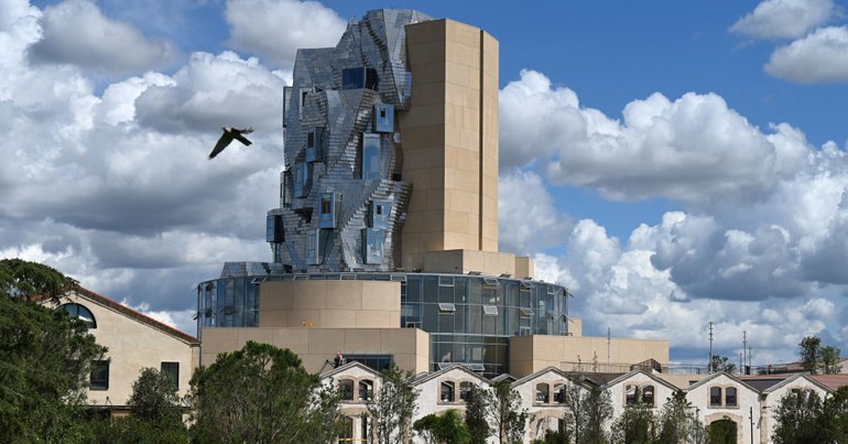 Já abriu em França a torre com 11 mil painéis de inox inspirada em Van Gogh - Vimarsana News