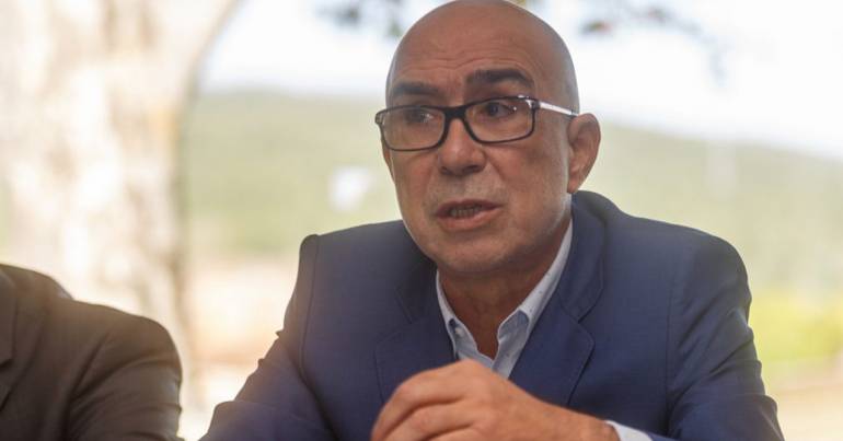 Ex-presidente de Santo Tirso nega férias na Austrália Prolongamento de estadia na Austrália "não trouxe custos acrescidos para a câmara", garante ex-autarca