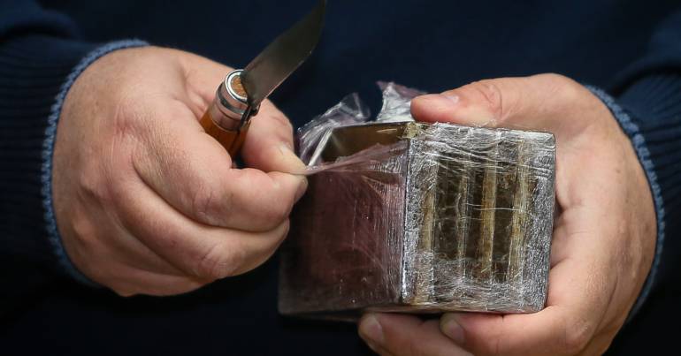 Jovem suspeito de tráfico de droga fica em prisão preventiva