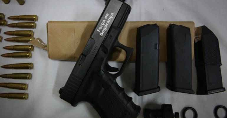 PSP deteve dois seguranças ilegais e apreendeu arma de fogo