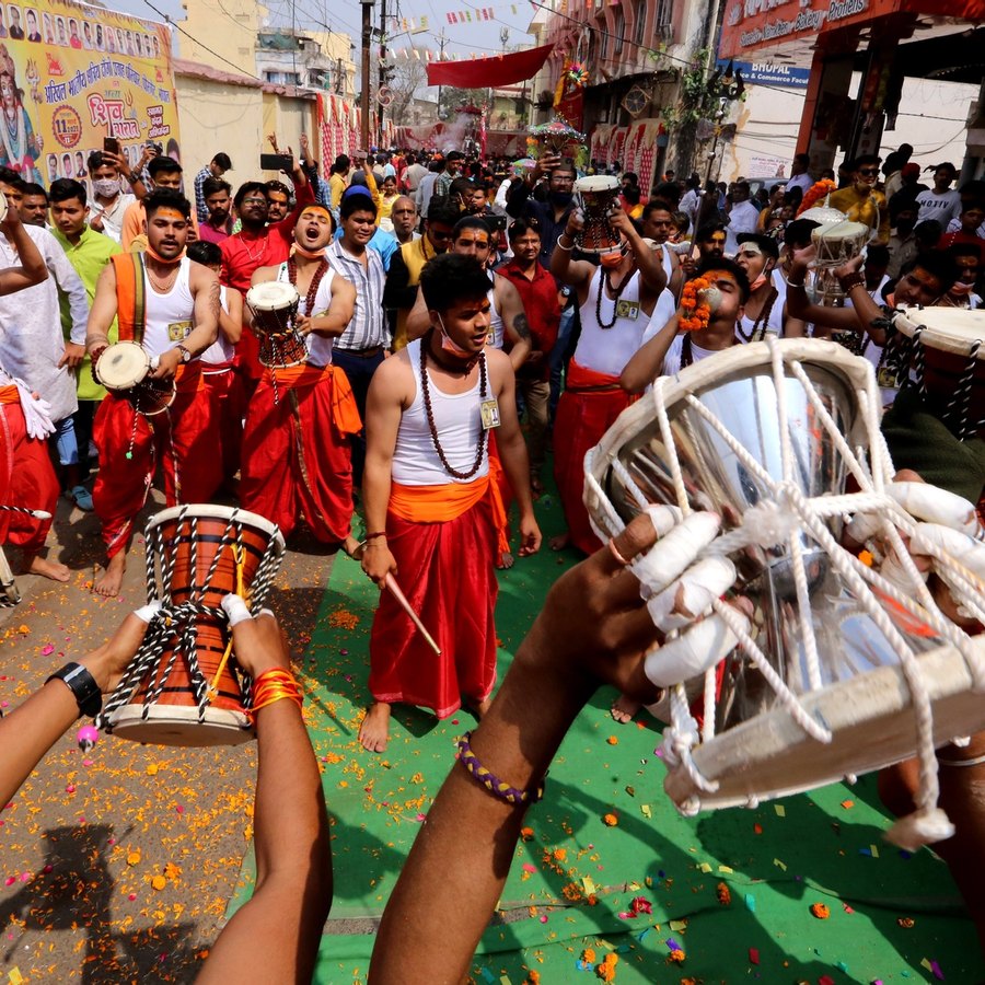 Milhares de indianos celebram festival hindu com banho no rio