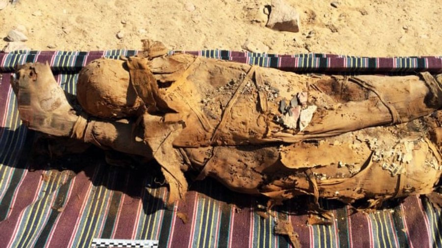 Múmia egípcia com 4300 anos estava envolvida em folhas de ouro - SIC  Notícias