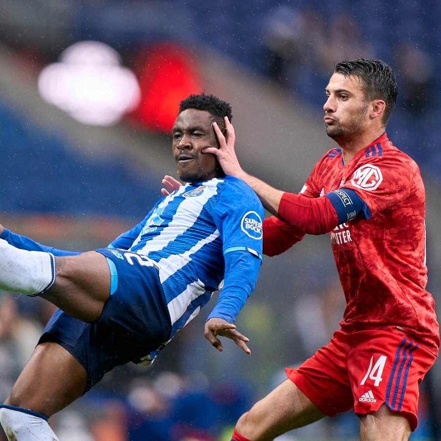 DStv - O regresso da Liga Europa traz um conjunto de jogos muito  importantes! Hoje, o Porto recebe o Lyon no Estádio do Dragão para a  primeira mão dos oitavos-de-final da Liga