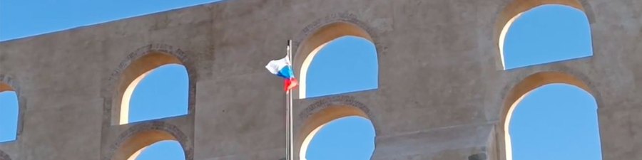 Bandeira nacional trocada por uma da federação russa em Elvas