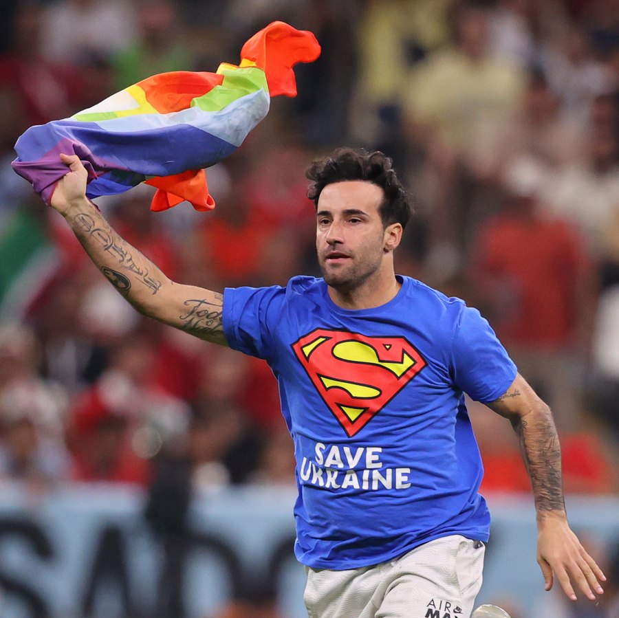 Copa do Mundo: torcedor invade jogo de Portugal x Uruguai com bandeira  LGBTQIAP+