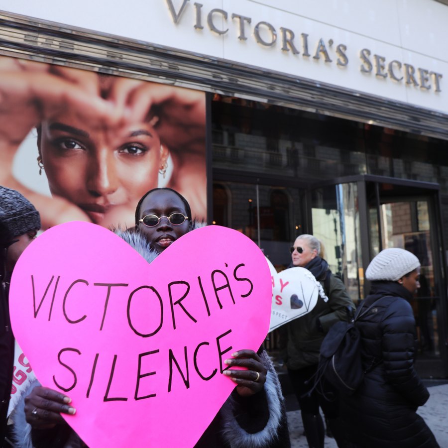 Sem angels, com militantes: Victoria's Secret muda, mas já está