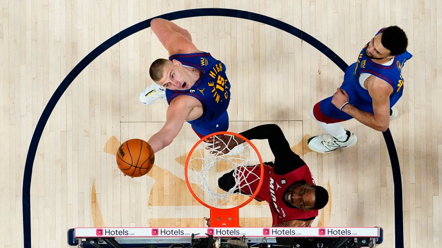 Nikola Jokic dá boas-vindas às finais da NBA com triplo-duplo e recorde 