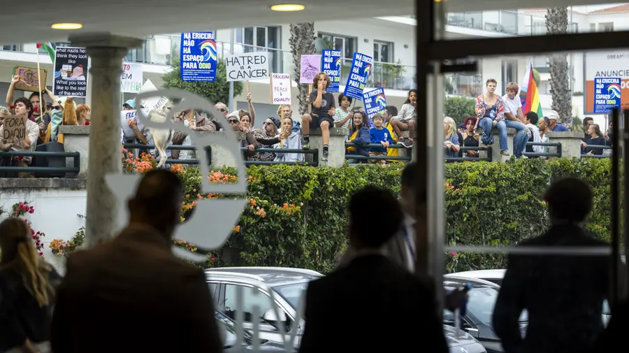Uma centena de manifestantes contra encontro da extrema-direita europeia na Ericeira