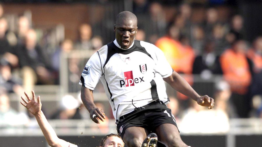 Torcida e jogadores de Senegal fazem homenagem a Papa Bouba Diop