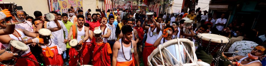 Milhares de indianos celebram festival hindu com banho no rio