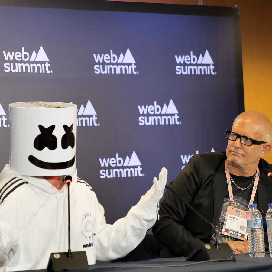 Ativistas fingiram ser Marshmello e executivo da Adidas na Web Summit em  protesto contra condições de trabalho – Observador