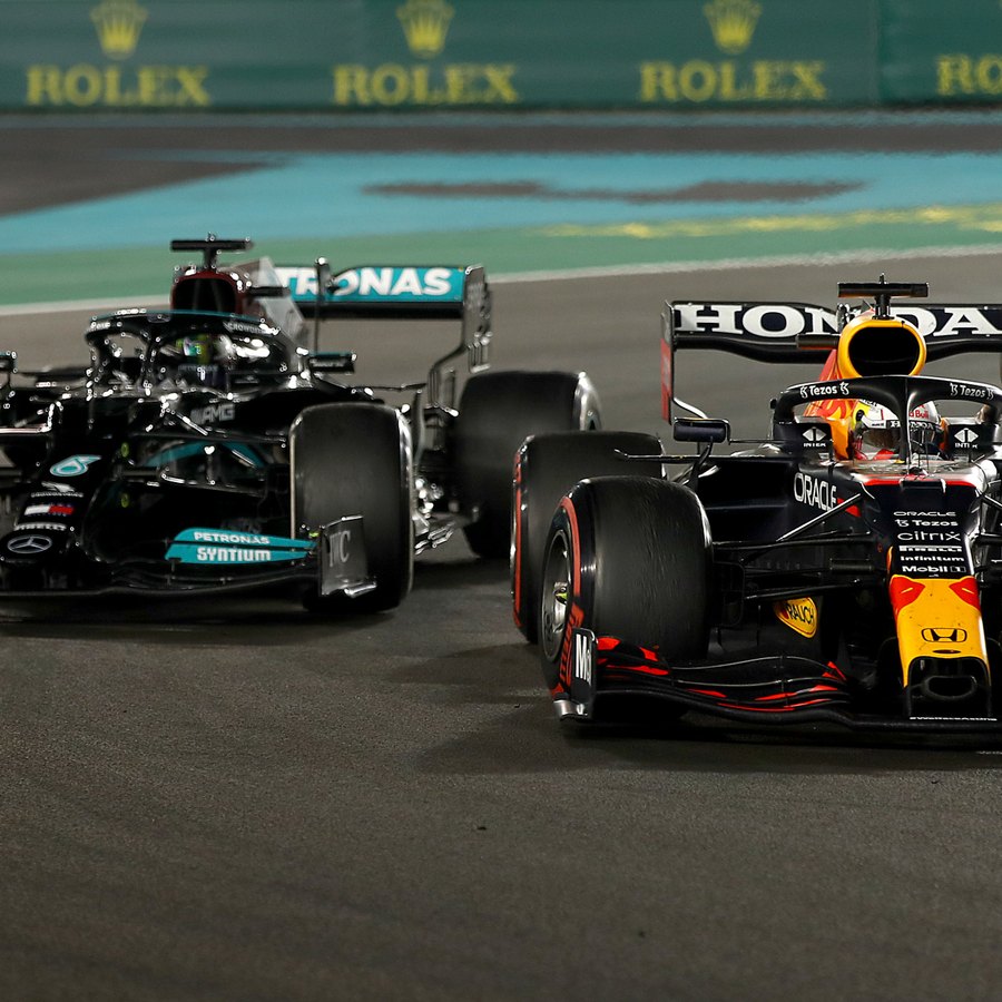 Acidente, penalização, Hamilton. O mal de Verstappen foi o bem do