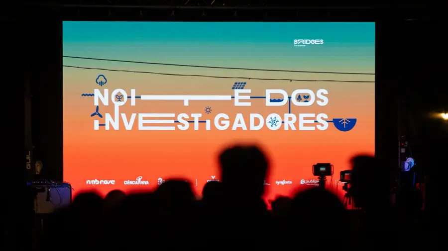 Entre robôs, telescópios e uma caça ao tesouro, a ciência saiu à rua e uniu gerações na Noite Europeia dos Investigadores