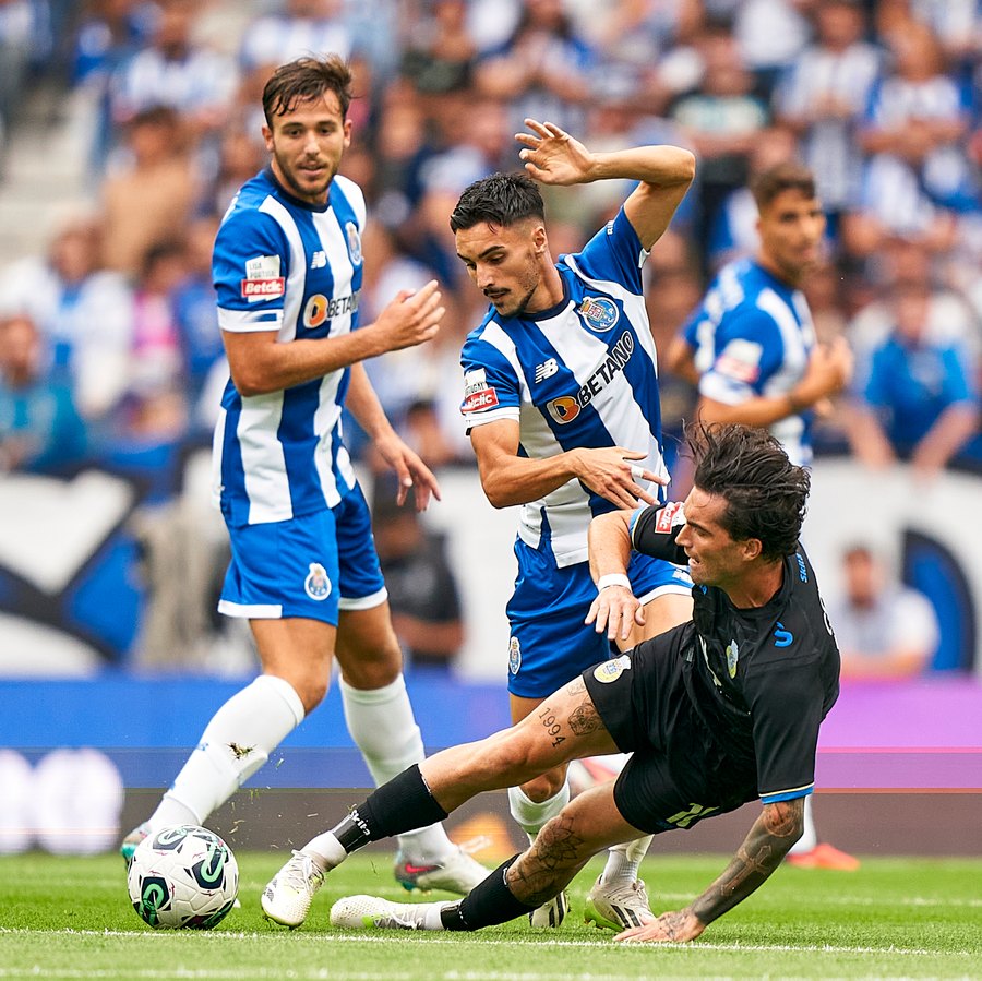 Na minha vida nunca vi 20 minutos de descontos”: Arouca contesta tempo de  compensação contra o FC Porto – Observador