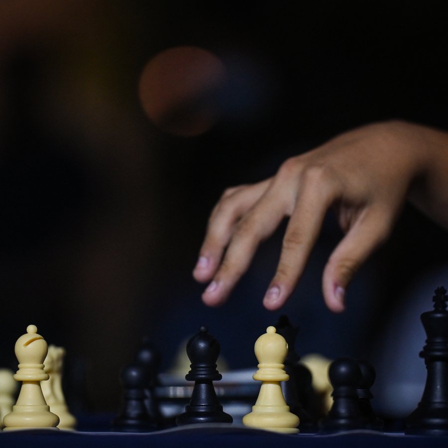 Indiano de 16 anos se torna o mais jovem a derrotar número 1 no xadrez