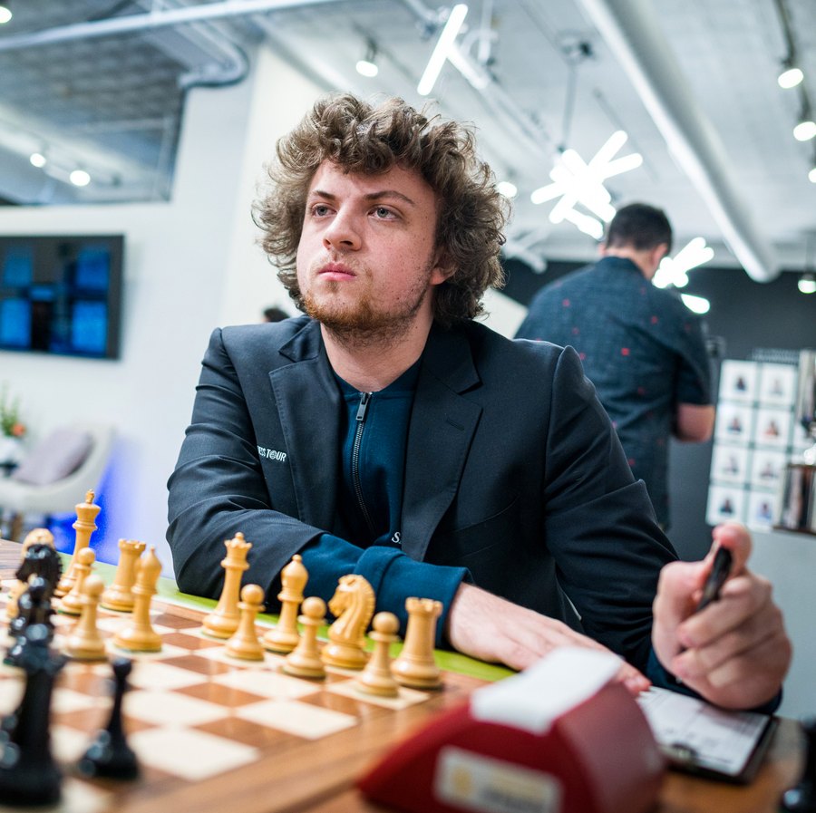 Magnus Carlsen, o melhor jogador de xadrez de sempre, desistiu de uma  partida após a primeira jogada. Mas porquê? – Observador