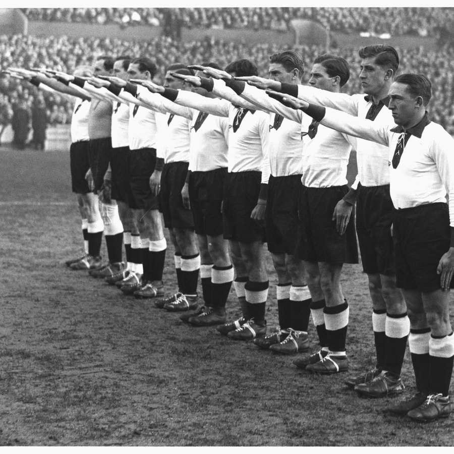 O fascismo também calça chuteiras como a paixão pelo futebol foi posta ao serviço da propaganda