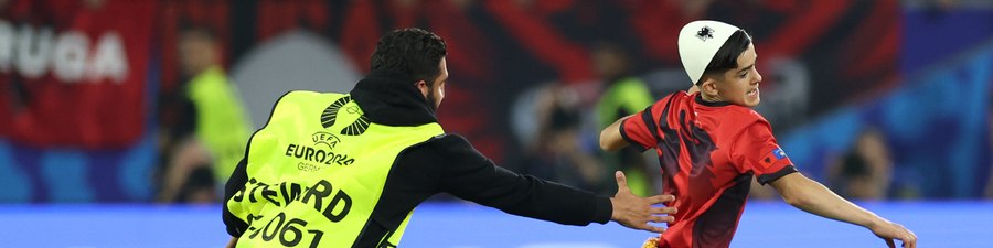 Invasão de campo para chegar até Ronaldo corre mal muito mal após o  Geórgia-Portugal!