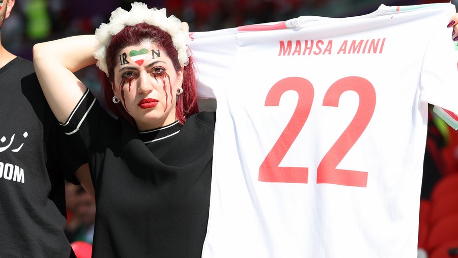 FOTO: adepta fez tributo a Mahsa Amini durante o País de Gales-Irão