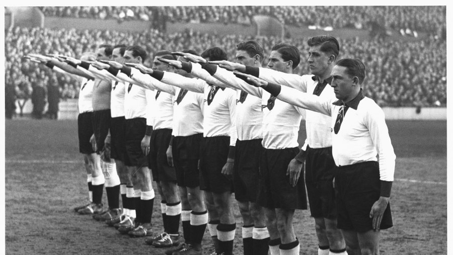 O fascismo também calça chuteiras: como a paixão pelo futebol foi