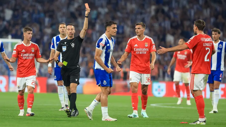 Dois amarelos em 10 minutos, um vermelho precoce como nunca, uma imprudência: como a expulsão de Lenglet mudou o clássico