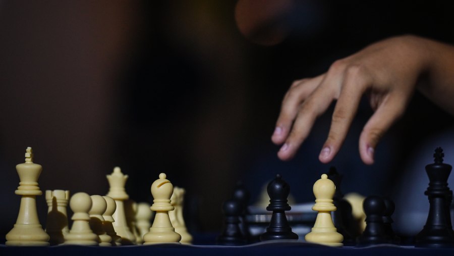 Indiano se torna o mais jovem a vencer campeão mundial de xadrez