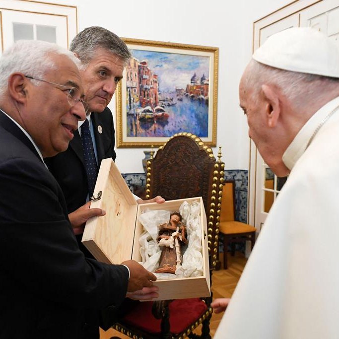 O curto encontro (e a prenda) entre António Costa e o Papa Francisco - SIC  Notícias