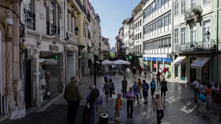 Câmara de Coimbra quer estacionamento gratuito por uma hora para clientes do mercado