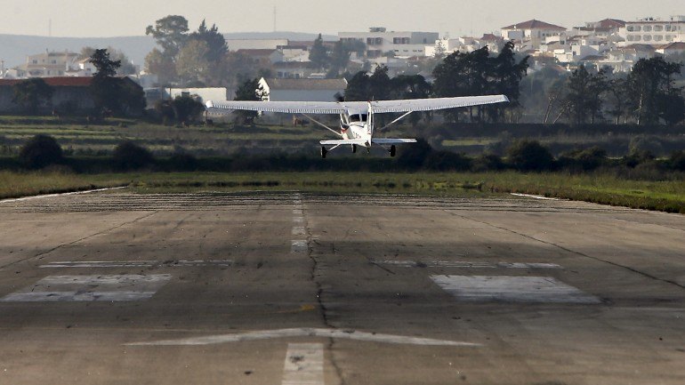 Mulher cai de paraquedas junto ao aeródromo em Braga