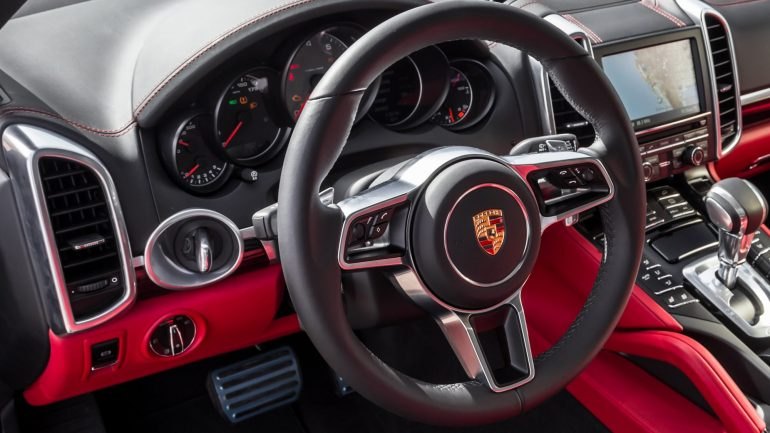 Sabe porque os Porsche têm a chave à esquerda? – Observador